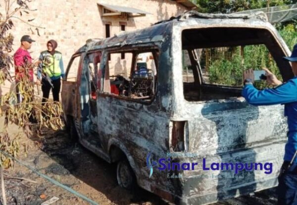 Angkot Baru Beli Terbakar Didepan Rumah Pemilik Ternyata di Dalam Mobil
