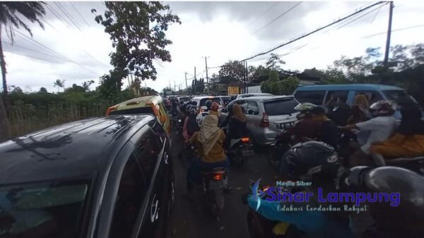 Tiga Hari Lebaran di Lampung Ramai Jalan Jalur Lintas Antar Kabupaten Macet