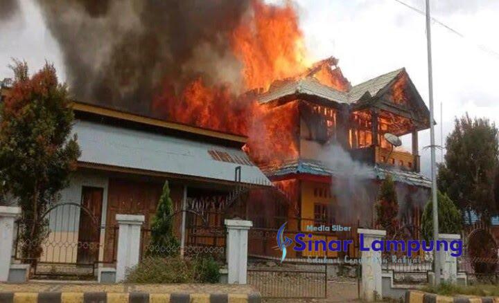 Kantor Bupati Dogiyai Papua Ludes Terbakar