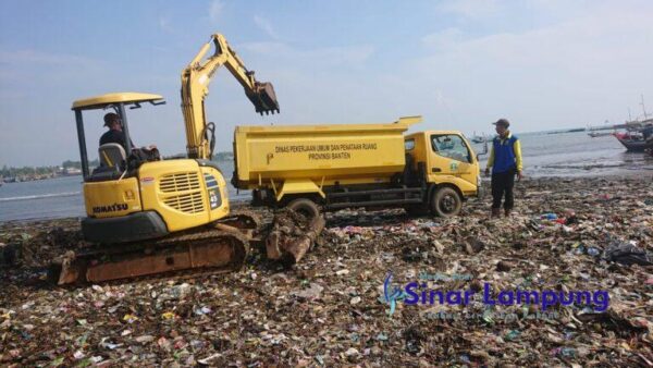 Pemprov Banten Gerak Cepat Tangani Sampah di Teluk Labuan
