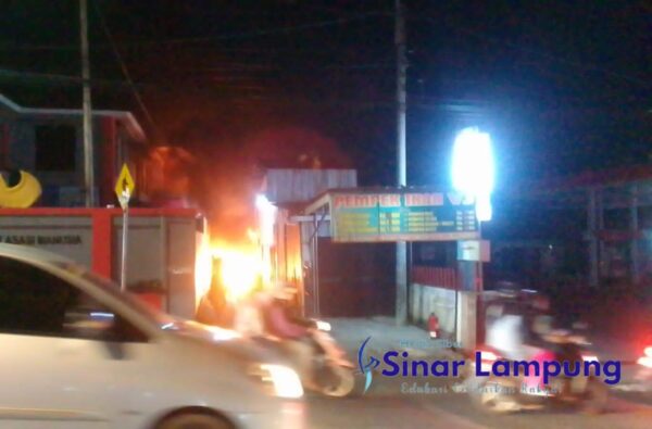 Eks Warung Jadi Lokasi Penimbunan Pertaline di Samping SPBU Pertamina 24-35242 Jalan Diponegoro Sumur Batu Terbakar?