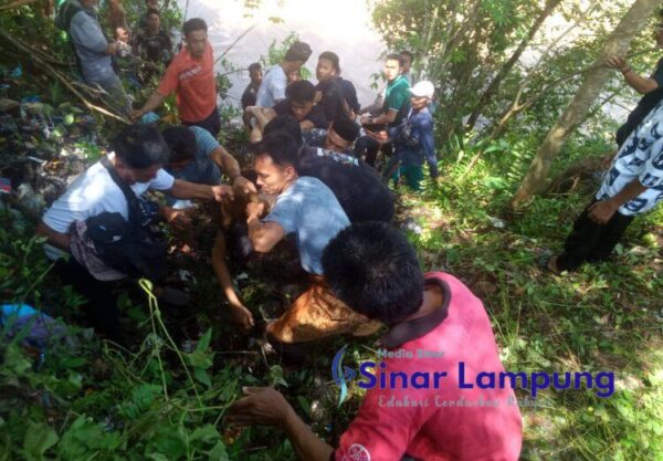 Agya Silver Asal Banjar Lampung Terjun ke Sungai Komering OKU Timur Satu Keluarga Tewas