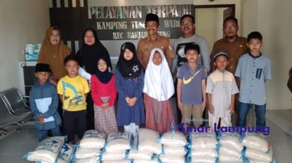 Belasan Anak Yatim di Kampung Tunggalwarga Terima Bantuan Beras