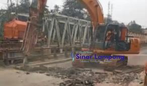 Jembatan Way Sekampung Pesawaran Dibongkar Akses Metro-Bandar Lampung Ditutup Total Kendaraan R4 Sebaiknya Lewat Sini