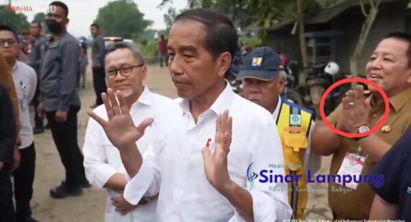 Momen Presiden Sebut Akan Ambil Alih Perbaikan Jalan Rusak di Lampung Tingkah Gubernur Arinal Dipelototi Nitizen