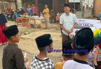 Anggota DPRD Lampung Selatan Farizal Purba Kembali Berbagi Takjil Gratis