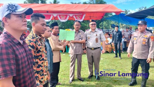Bupati Pesibar Serahkan 670 Sertifikat PTSL untuk Dua Pekon di Ngambur