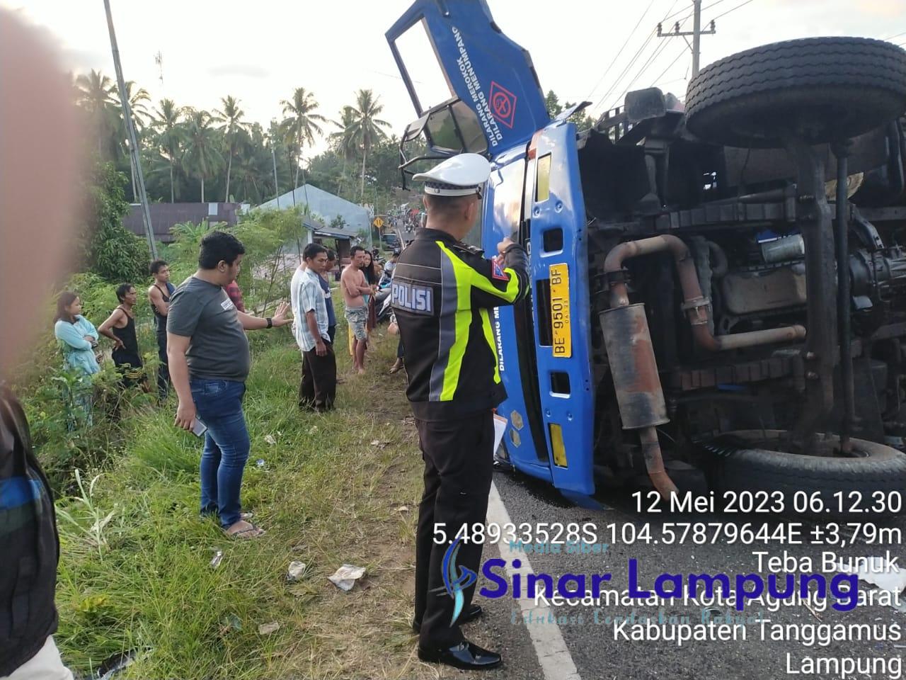 Truk Tanki Bermuatan Solar Terguling Sopir Meningal di TKP 
