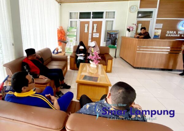 SMA Negeri 5 Bandar Lampung Tahan SKL dan Ijazah Lulusan Yang Belum Bayar Uang Komite?