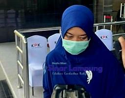 Keluar Gedung KPK Seperti Biasa Nunik Bungkam