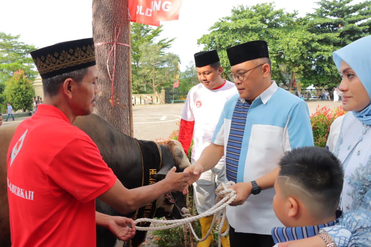 Polda Lampung Bagikan 34 Ekor Hewan Kurban