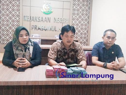 Tersangka Korupsi Dana Hibah Bawaslu Prabumulih Serahkan Uang Titipan