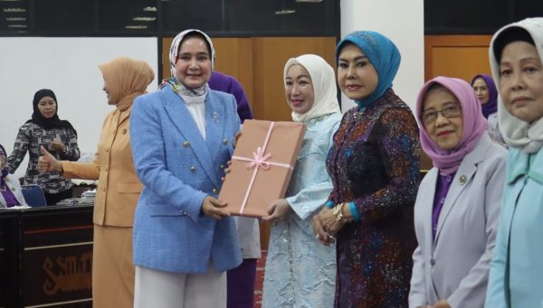 Riana Sari Arinal Hadiri HUT BKOW ke-62