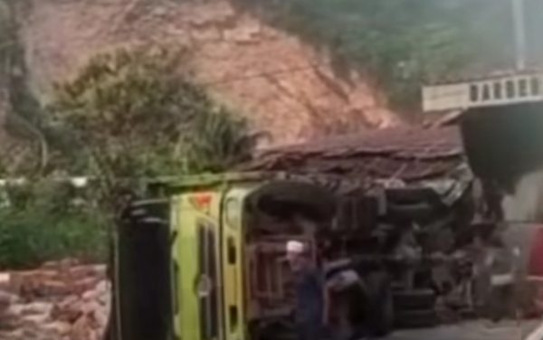 Truk Sembako Terguling di Tanjakan Gedong Air Lalulintas Macet di Simpang Tiga