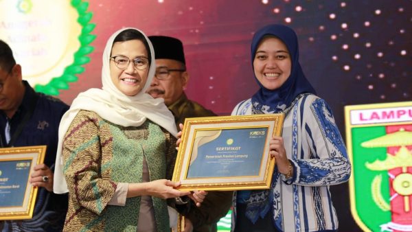 Pemrov Lampung Raih Anugerah Adinata Syariah 2023