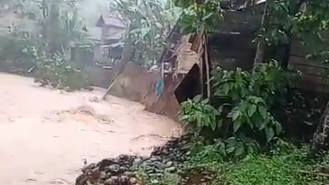 Pasca Banjir Di Kecamatan Semaka Salah Satu Warga Mengungsi di Musola