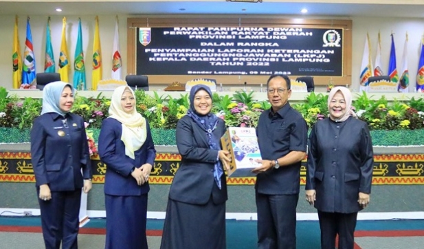 Rapat Paripurna dengan DPRD Lampung, Wagub Nunik Serahkan LKPj Tahun 2022