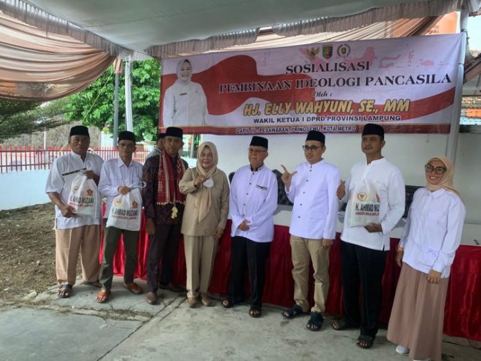 Wakil Ketua DPRD Lampung Elly Wahyuni, Bagi Takjil Dan Buka Puasa Bersama Di Sekretariat DPC Partai Gerindra Kota Metro