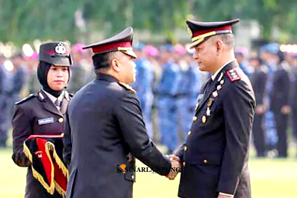 AKBP Ahmad Sukiatno Terima Tanda Kehormatan Bintang Bhayangkara Nararya