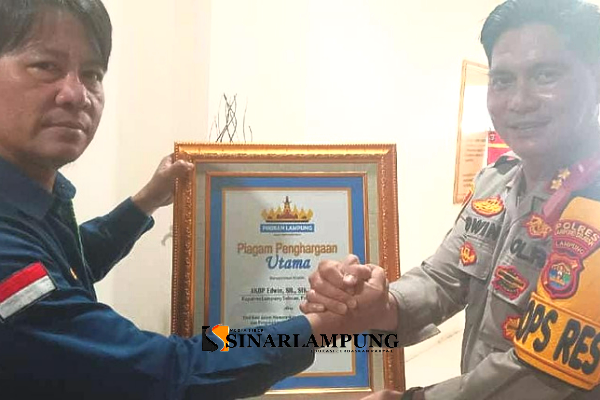 Kapolres Lamsel Diganjar Piagam Penghargaan Utama