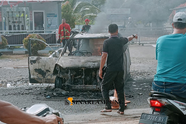 Diduga Korsleting Listrik, Avanza Terbakar Di Pom Bensin Padang Cermin