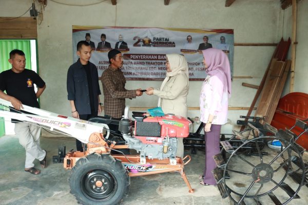 Anggota DPR RI Ahmad Muzani dan Dwita Ria Beri Bantuan Alsintan kepada Petani di Pesawaran 