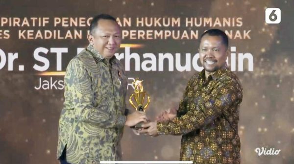 Jaksa Agung ST Burhanuddin Terima Penghargaan Tokoh Inspiratif
