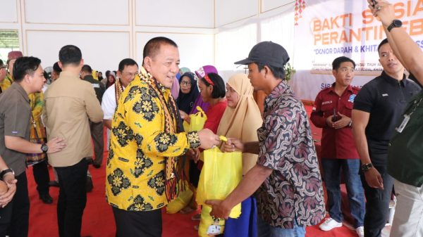 Gubernur Arinal Serahkan Bantuan Alat Bantu Disabilitas dan Paket Sembako PKH di Way Kanan