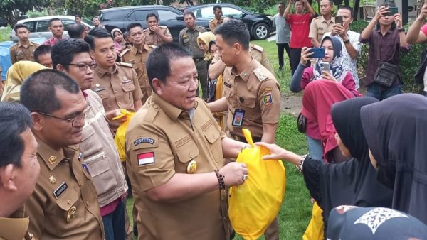 Arinal Djunaidi Berikan Bantuan Kursi Roda dan Sembako di Desa Mataram Marga