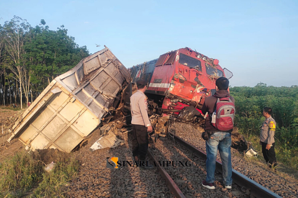 Kereta Api Kuala Stabas Hantam Fuso Muatan Tebu