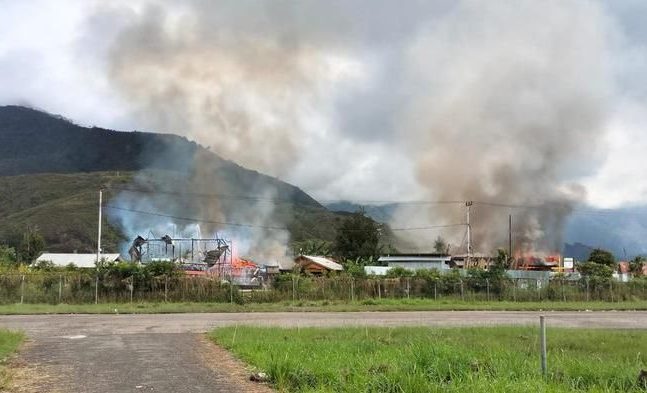 Rusuh di Distrik Dogiyai Puluhan Rumah Terbakar Dua Polisi Satu Tentara Terluka Dipicu Penebakan Warga?