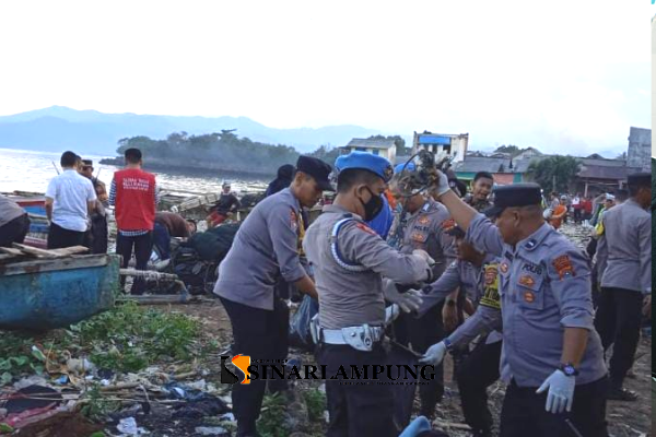 Polresta Bandar Lampung Aksi Bersih Sampah