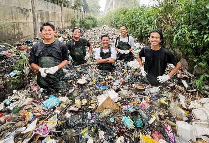 Pandawara Group Lima Pemuda Yang Gerakkan Ribuan Orang Bersihkan Pantai Terkotor ke-2 di Indonesia