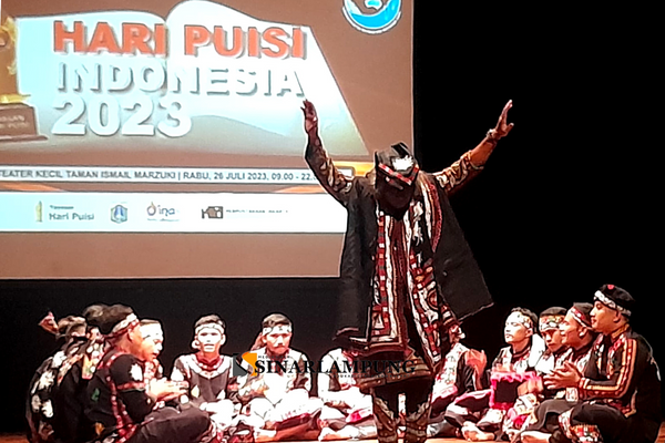 Hari Puisi Indonesia Ke-11 : Penyair Pulo Lasman Simanjuntak Goreskan Tanda Tangan Simbolik