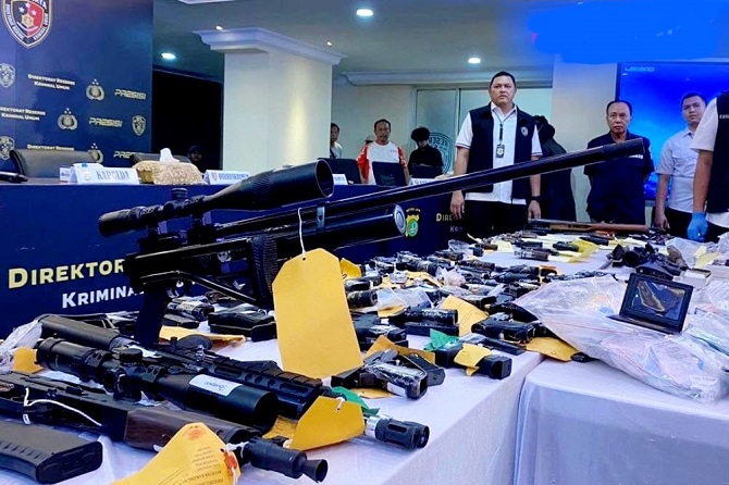 Tangkap 10 Tersangka BB 70 Pucuk Senjata Api Polda Metro Jaya Terus Kembangkan Keluar Pulau Jawa
