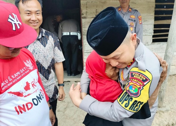 Seorang Polisi Tangisi Kondisi Nenek Renta di Mesuji