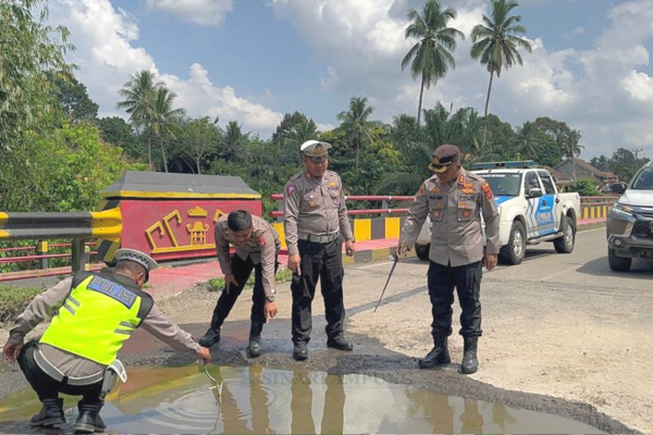 Banyak Jalan Rusak, AKBP Pratomo Widodo Imbau Pengendara Hati-Hati