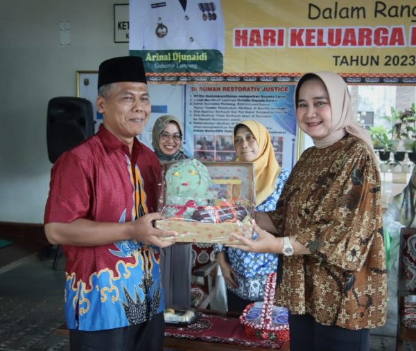 Riana Sari Arina Serahkan Bantuan Paket Sembako Kepada Masyarakat Di Kota Metro