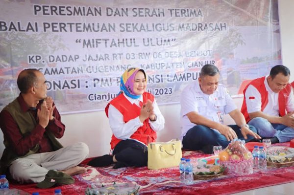 Riana Arinal Serahkan Bantuan Madrasah Kepada Warga Dadap Jajar Cianjur