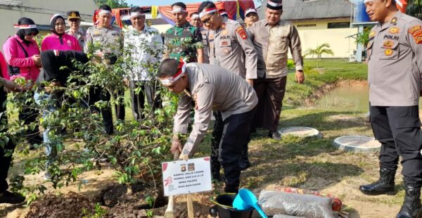 Penghijauan Serentak 2023, Polres Muba Tanam Bibit Buah-Buahan