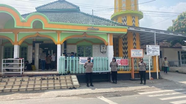 Polwan Polres Metro Turun ke Masjid Amankan Salat Jumat