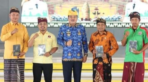 Bupati Musa Ahmad Hadiri Penyerahan Bantuan Dana Hibah Lembaga Keagamaan dan Rumah Ibadah Pura Umat Hindu