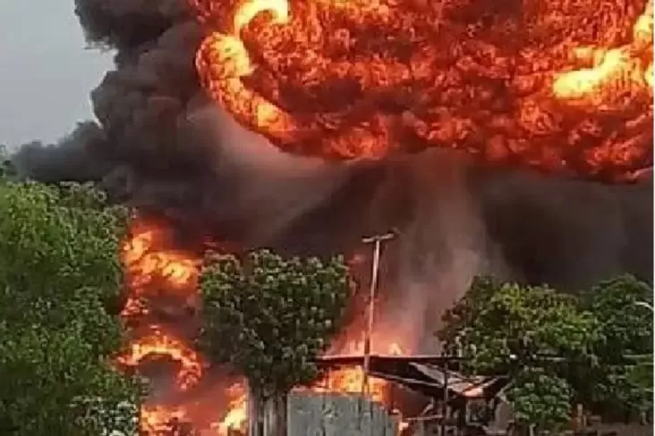 Gudang BBM dan Penyulingan Ilegal Terbakar Kapolda Sumsel Copot Dua Kapolsek