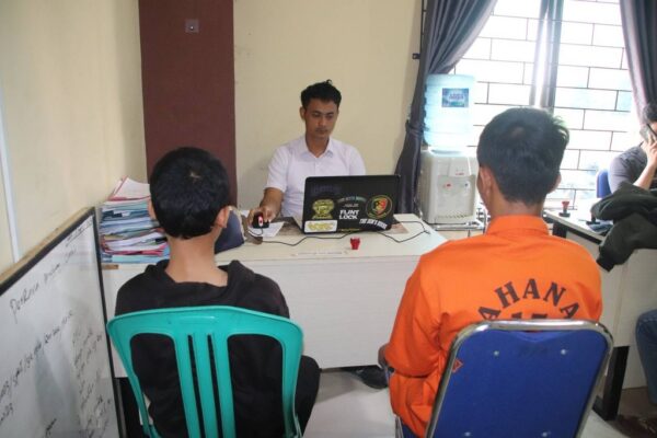 Bobol Konter Lewat Atap Dua Maling Gasak Belasan HP Hasilnya Dibelikan Motor Baru