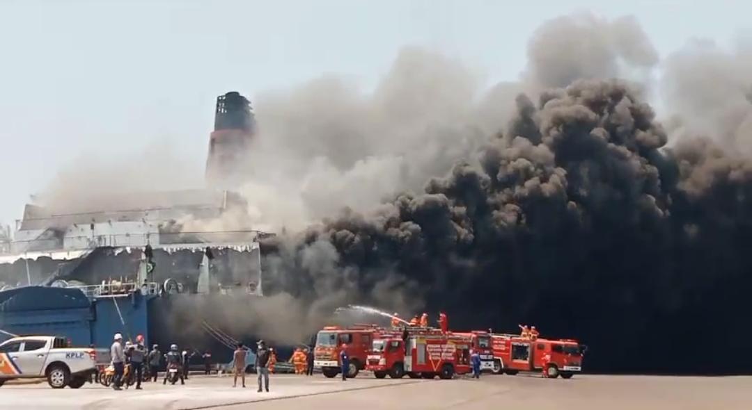 Ada 135  Truk Masih Kejebak di Kapal Mutiara Berkah 1 Yang Terbakar Curiga ada Truk BBM?
