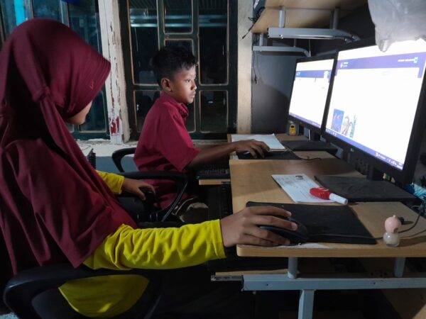 Minim Sarpras, Belajar Komputer Gratis di Rumah Baca Akar Pelangi Tetap Ramai Peminat