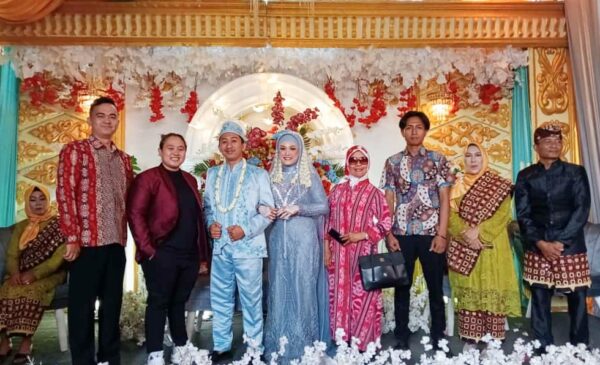 Lepas Masa Lajang, Pimprus Tinta Informasi Boyong Bu Bidan ke Pelaminan
