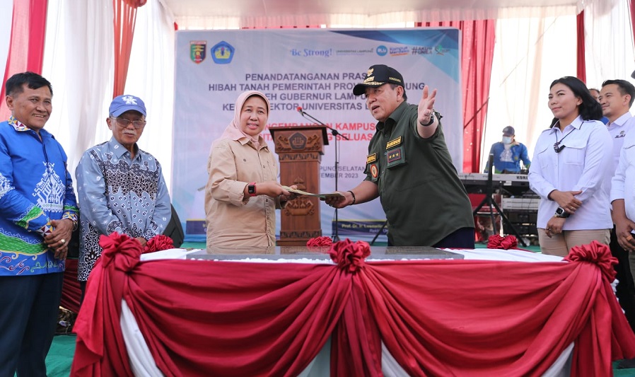 Gubernur Lampung Tandatangani Hibah Tanag Untuk Pengembangan Kampus II Unila