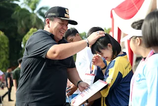 Usai Senam Lampung Berjaya, Gubernur Arinal Serahkan Uang Pembinaan ke Atlit PeSONas SOIna
