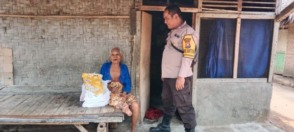 Bhabinkamtibmas Cigondang Sambangi Warga Binaannya, Iyol Lansia Viral Bilang Begini